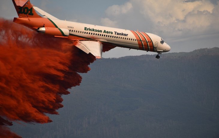 Plane spraying fire retardant